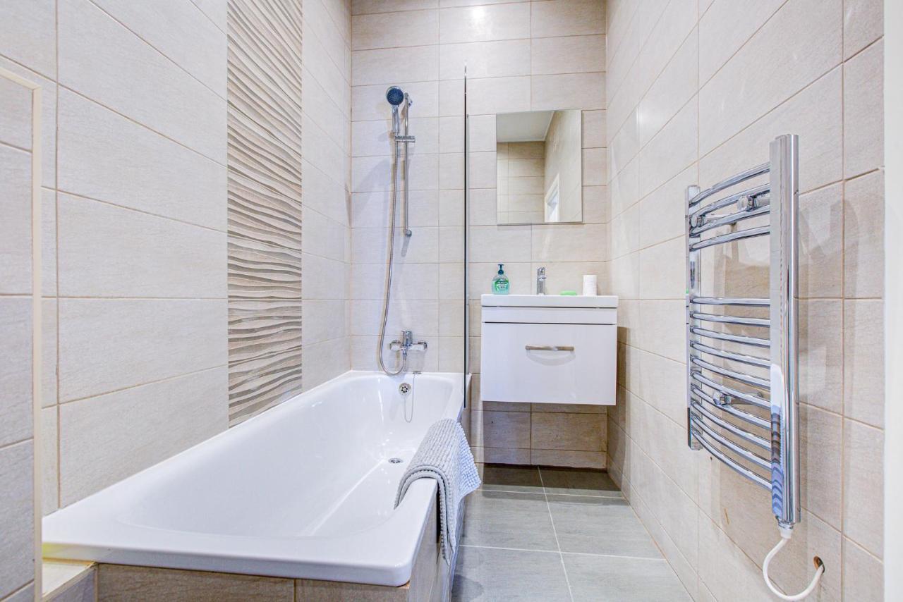 Spacious And Modern 1 Bed 1 Bath Apartment In The Heart Of Истборн Екстериор снимка