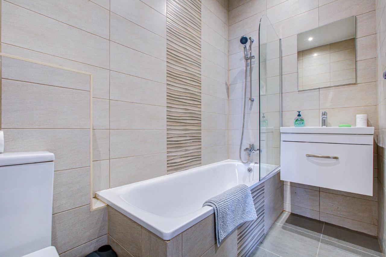 Spacious And Modern 1 Bed 1 Bath Apartment In The Heart Of Истборн Екстериор снимка