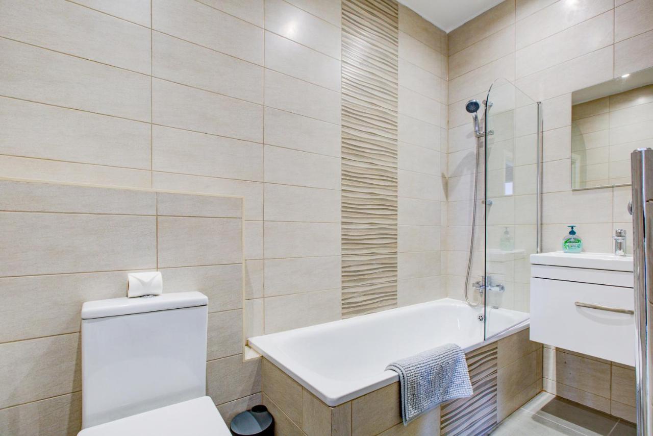 Spacious And Modern 1 Bed 1 Bath Apartment In The Heart Of Истборн Екстериор снимка