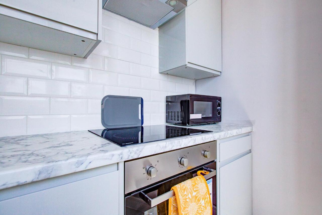 Spacious And Modern 1 Bed 1 Bath Apartment In The Heart Of Истборн Екстериор снимка